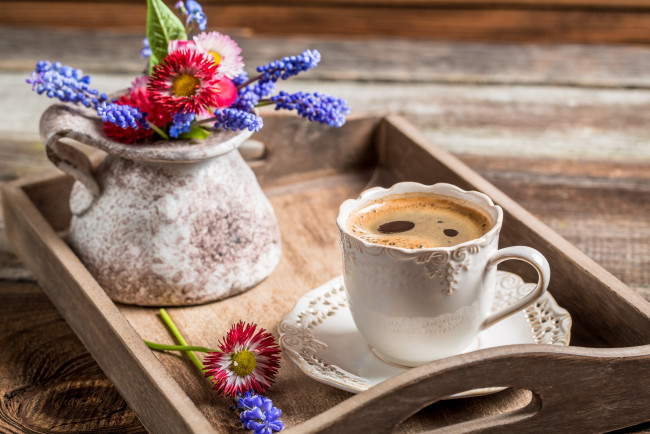 Обои картинки фото еда, кофе,  кофейные зёрна, цветы, чашка