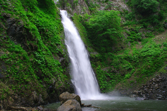 Обои картинки фото природа, водопады, камни, скала, зелень