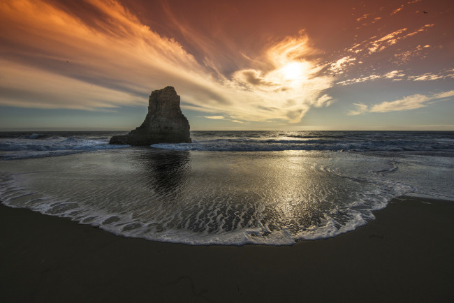 Обои картинки фото природа, восходы, закаты, горизонт, заря, скала, пляж, океан