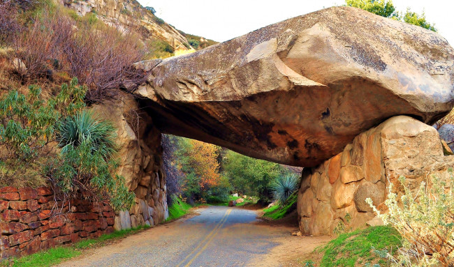 Обои картинки фото природа, дороги, дорога, скалы, камни, тоннель, сша, sequoia, national, park