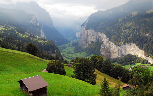 Обои картинки фото природа, горы, lauterbrunnen, панорама, дымка, домики, деревня, долина, ущелье, деревья, скалы, швейцария