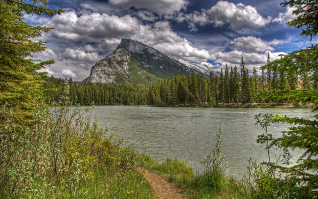 Обои картинки фото природа, реки, озера, канада, озеро, лес, банф, берег, тропа, облака, деревья, гора