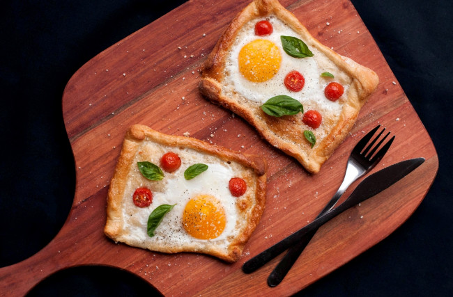 Обои картинки фото еда, Яичные блюда, тесто, вилка, помидоры, специи, нож, базилик, яичница, оформление