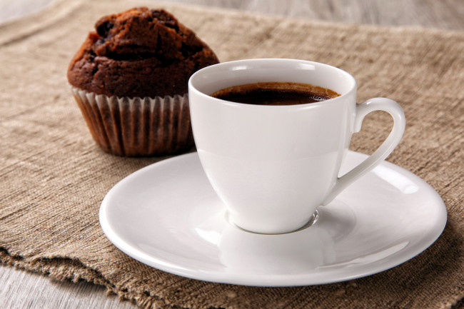 Обои картинки фото еда, кофе,  кофейные зёрна, кекс, блюдце, чашка
