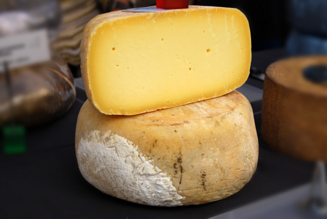 Обои картинки фото formatge madurat mas lladr&, 233, еда, сырные изделия, сыр