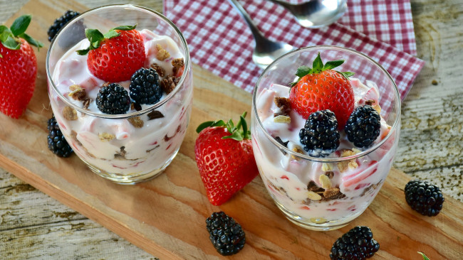 Обои картинки фото еда, мороженое,  десерты, ягоды, клубника, ежевика, десерт
