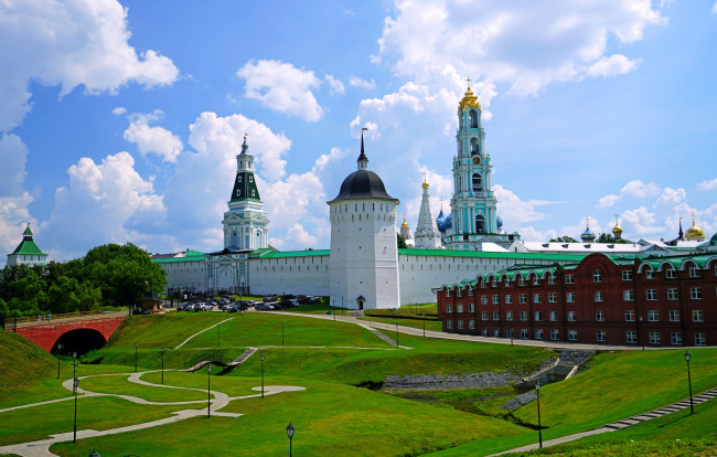 Обои картинки фото города, - православные церкви,  монастыри, зеленый, газон, у, троице-сергиевой, лавры, летом, россия