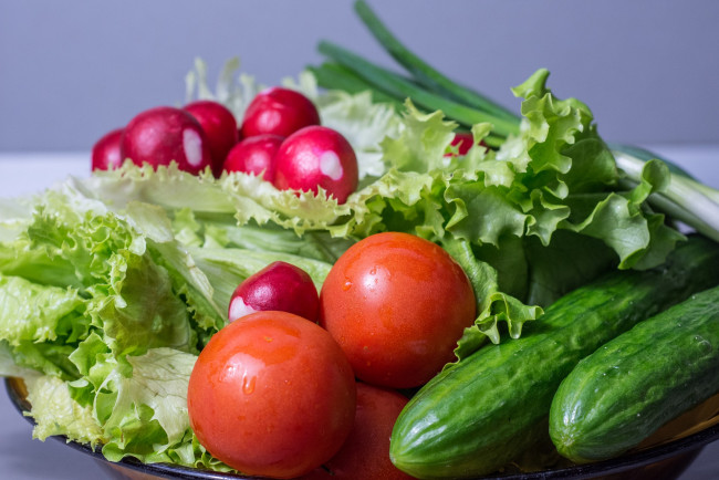 Обои картинки фото еда, овощи, зелень, салат, огурцы, томаты, помидоры