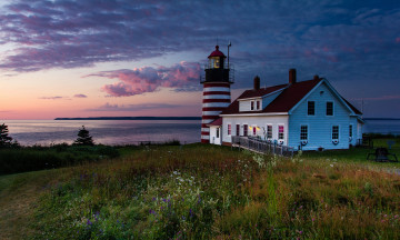 Картинка природа маяки трава море закат тучи небо дом маяк