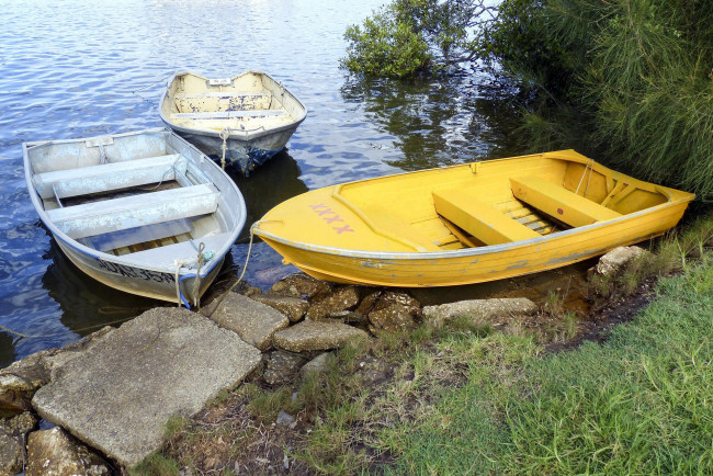 Обои картинки фото корабли, лодки,  шлюпки, камни, река