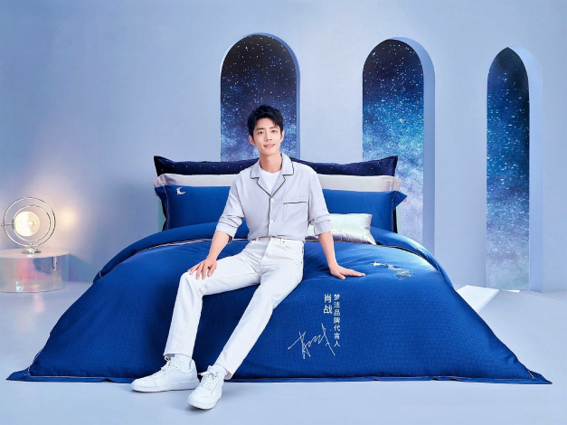 Обои картинки фото мужчины, xiao zhan, актер, кровать, торшер