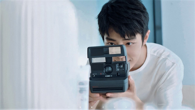 Обои картинки фото мужчины, xiao zhan, актер, фотоаппарат, полароид