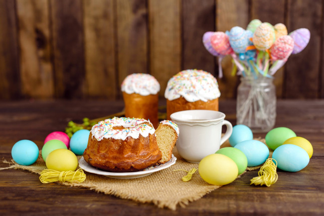 Обои картинки фото праздничные, пасха, яйца, colorful, happy, cake, кулич, wood, easter, eggs, decoration
