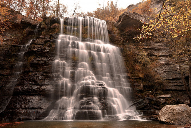 Обои картинки фото природа, водопады, осень, камни, скалы, водопад