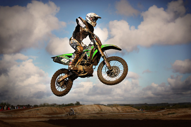 Обои картинки фото спорт, мотокросс, гряз, мотоциклист, мотоцикл, прыжок