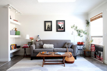 Картинка интерьер гостиная диван картины подушки гитара столик вазон