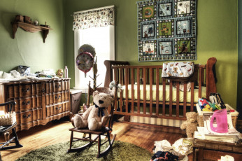 Картинка интерьер детская комната игрушки коврик комод кроватка