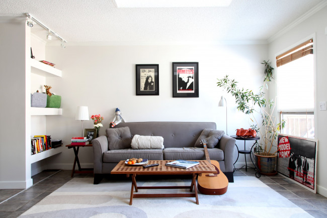 Обои картинки фото интерьер, гостиная, диван, картины, подушки, гитара, столик, вазон