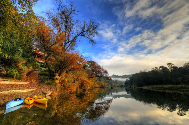 Обои картинки фото healdsburg,  california, города, - пейзажи, река, дом, лодки, облака, небо, деревья, осень