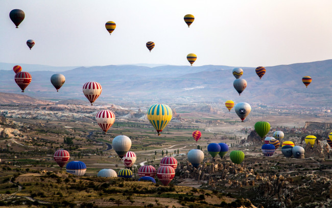Обои картинки фото авиация, воздушные шары, полет, много, шары, панорама, горы