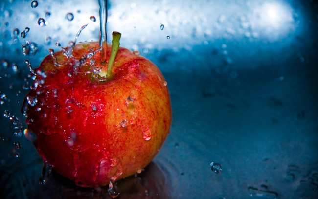 Обои картинки фото еда, Яблоки, капли, вода, яблоко