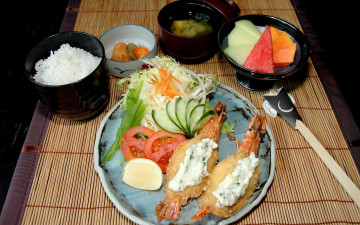 Картинка еда рыбные+блюда +с+морепродуктами креветки рис салат помидоры томаты