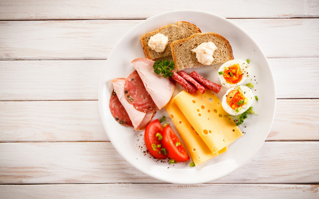 Обои картинки фото еда, разное, яйца, ветчина, колбаса, сыр, помидоры, хлеб, томаты