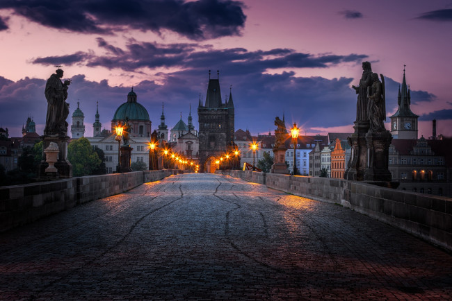 Обои картинки фото города, прага , Чехия, огни, ночь, статуи, карлов, мост