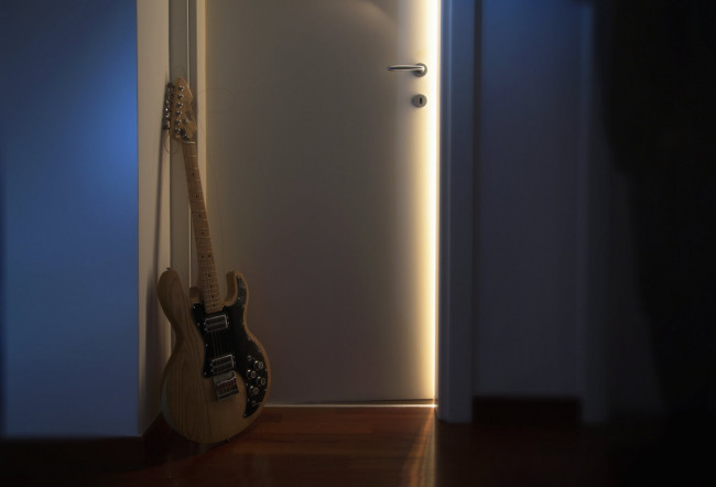 Обои картинки фото музыка, -музыкальные инструменты, гитара, дверь