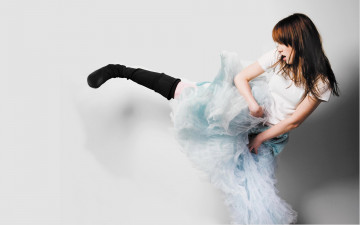 Картинка девушки alexz+johnson шатенка юбка сапоги нога