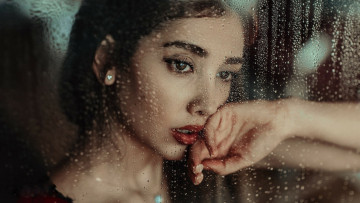 Картинка девушки -+лица +портреты брюнетка стекло дождь капли жест