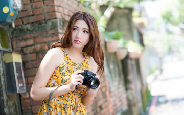 Картинка девушки -+азиатки шатенка сарафан фотоаппарат дом