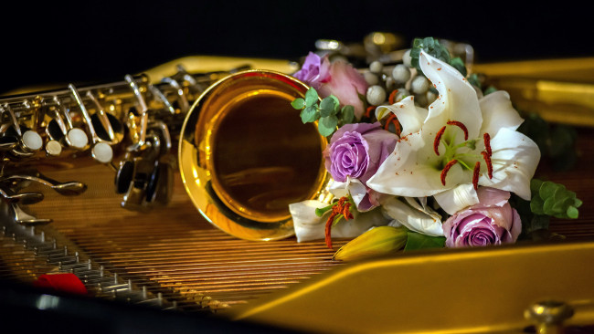 Обои картинки фото музыка, -музыкальные инструменты, саксофон, цветы, лилия, розы