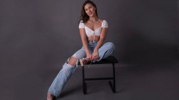 Картинка девушки -+брюнетки +шатенки девушка модель сидит стул белый синие джинсы