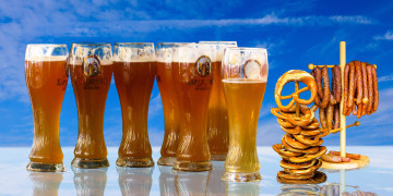 Картинка еда напитки +пиво бокалы пена пиво бретцели копченые колбаски