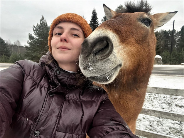 Обои картинки фото девушки, наталья фильченкова ,  alisa, шапка, куртка, лошадь