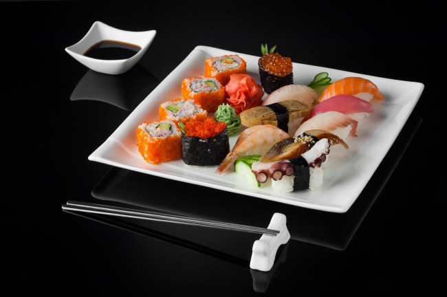 Обои картинки фото еда, рыба,  морепродукты,  суши,  роллы, японская, кухня, суши, роллы, имбирь, васаби, икра