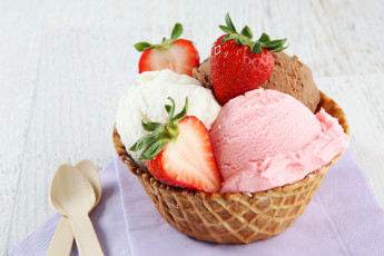Картинка еда мороженое +десерты клубника вафли