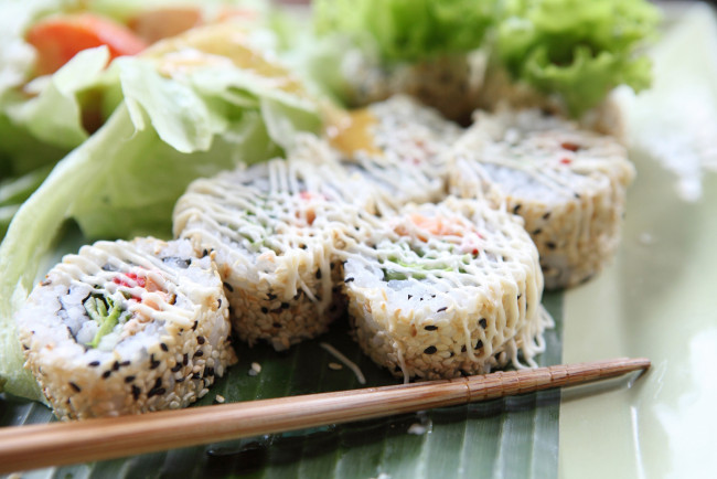 Обои картинки фото еда, рыба,  морепродукты,  суши,  роллы, рис, роллы, суши, японская, кухня, соус, кунжут, водоросли