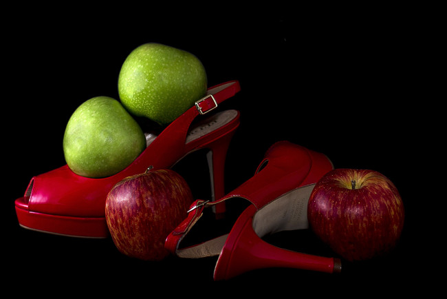 Обои картинки фото еда, Яблоки, яблоки, туфли