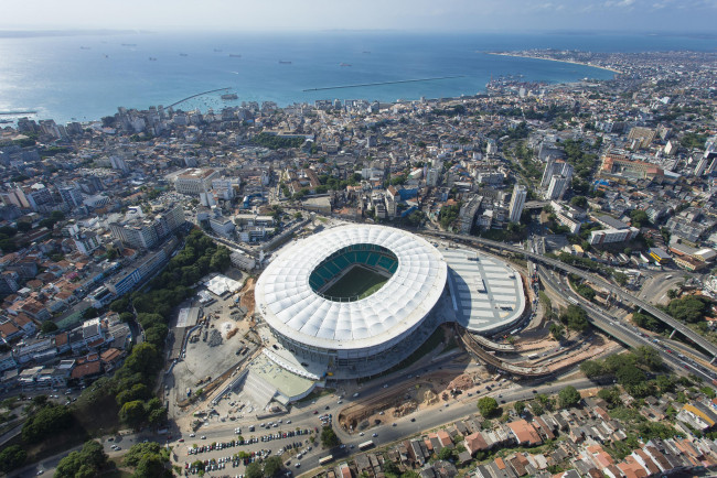 Обои картинки фото спорт, стадионы, арена, деревья, дороги, море, здания, дома, город, панорама, бразилия, чемпионат, стадион