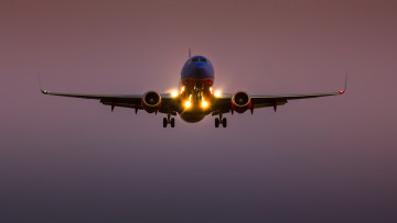 Картинка авиация авиационный+пейзаж креатив огни самолёт boeing 737-700