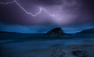 Картинка природа молния +гроза пляж море скала сумерки гроза