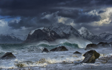 Картинка природа побережье камни горы норвежское море норвегия волны шторм лофотенские острова norwegian sea norway lofoten islands