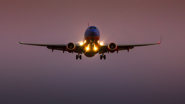 Обои картинки фото авиация, авиационный пейзаж, креатив, огни, самолёт, boeing, 737-700