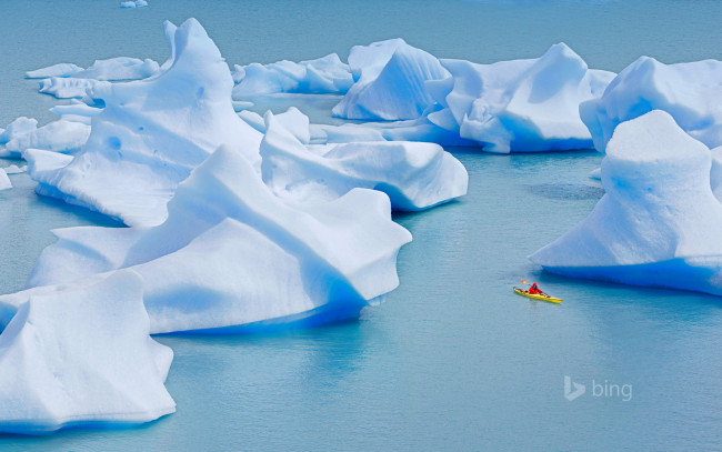 Обои картинки фото природа, айсберги и ледники, torres, del, paine, national, park, байдарка, айсберг, лед, серое, озеро, Чили