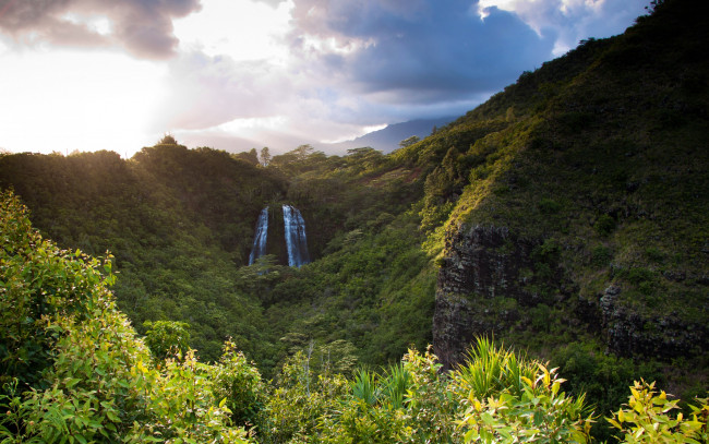 Обои картинки фото природа, водопады, скалы, горы, водопад, лес, гавайи, opaekaa, falls, тучи, зелень