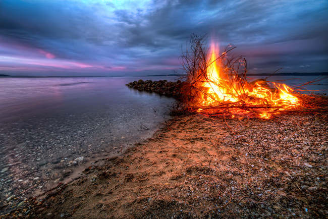 Обои картинки фото природа, огонь, река, коса, вечер, костер