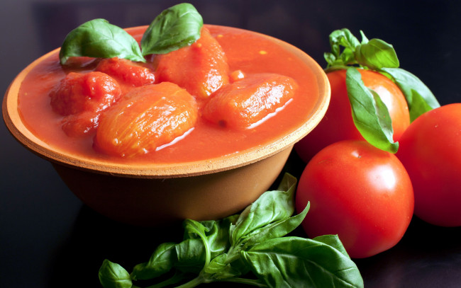 Обои картинки фото еда, помидоры, очищенные, сок, томаты, базилик