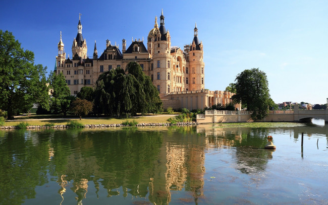 Обои картинки фото города, замок шверин , германия, река, замок, деревья, отражение